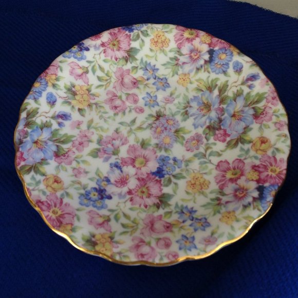 Adorable Vintage Floral Patterned Cup & Saucer with Gold Trim - Picture 4 of 5